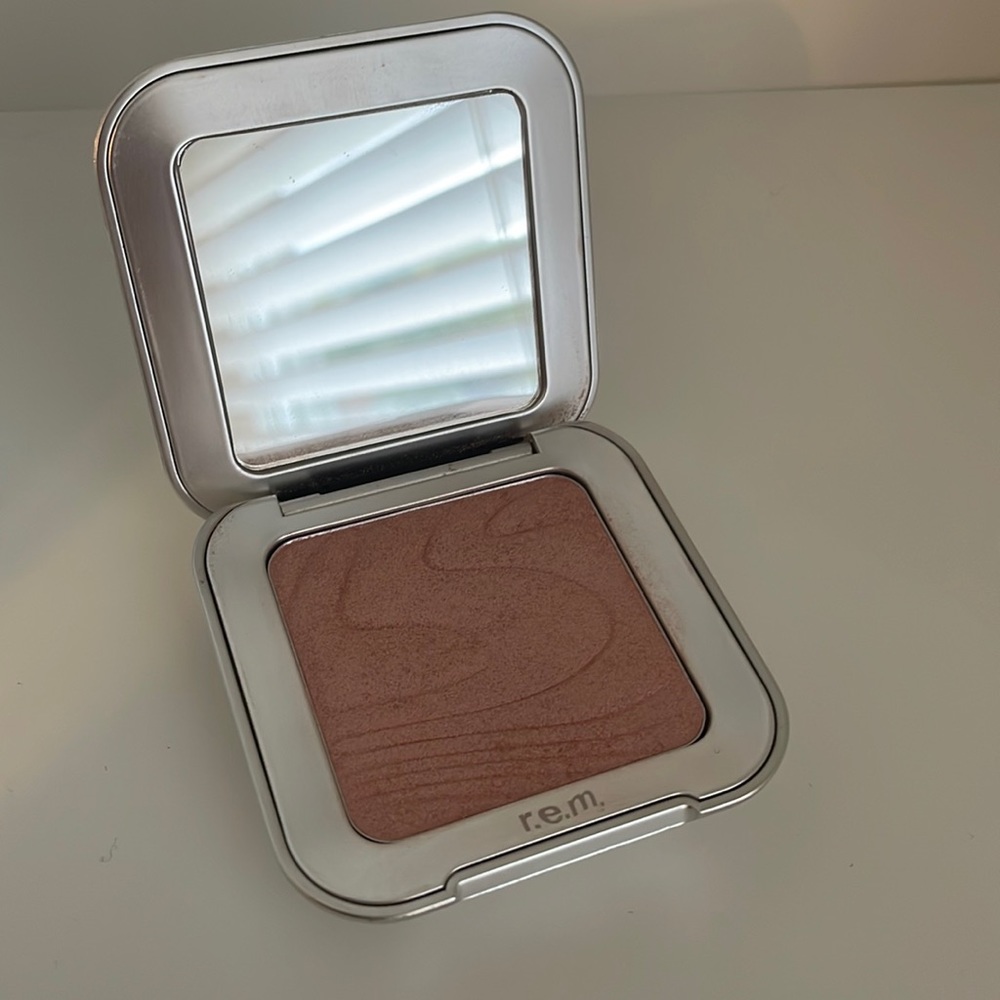 DISCONTINUED r.e.m beauty Interstellar Highlighter Topper in Miss Uranus